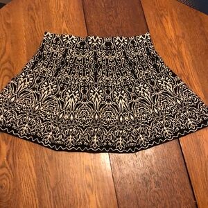 🌟Black & White Design Skirt Cute!🌟